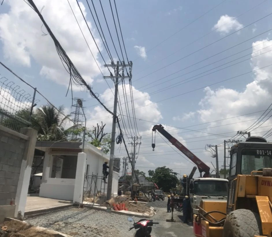 Công ty Điện lực Thủ Đức đã thu hồi vật tư thiết bị lưới điện và thu hồi trụ điện cũ nằm dưới lòng đường để trả lại mặt bằng để người dân đi lại.