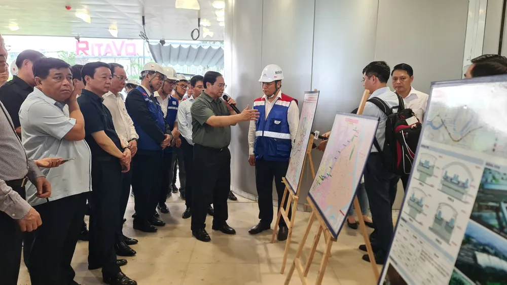 Thủ tướng trao đổi về dự án và các mốc tiến độ trong thời gian tới. Ảnh: MAUR.