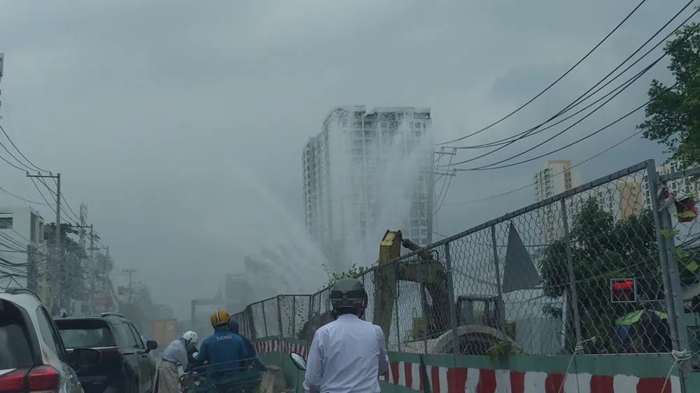 Nước bắn tung tóe ra nhiều phía. Ảnh: BẠCH THUẬN. Nước bắn tung tóe ra nhiều phía. Ảnh: BẠCH THUẬN.