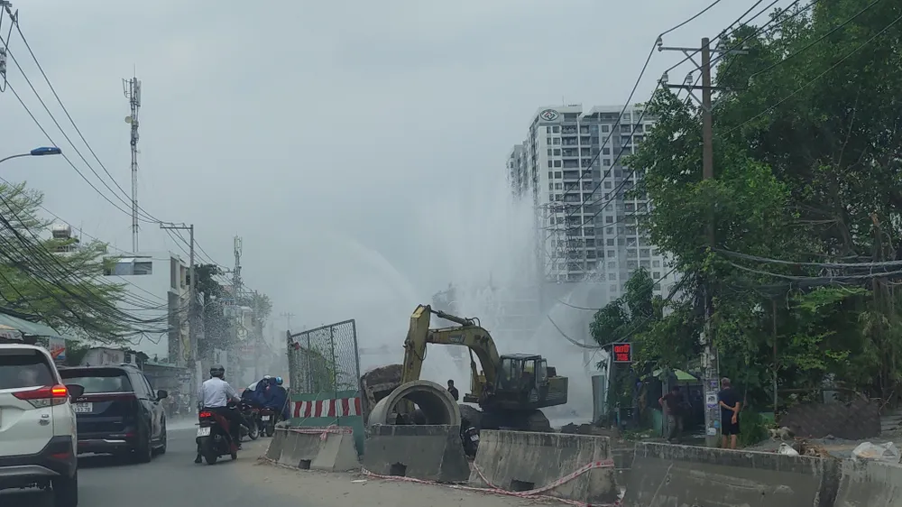 Bể ống nước trên đường Lương Định Của, TP Thủ Đức gần 200 hộ dân bị ảnh hưởng ảnh 2 Bể ống nước trên đường Lương Định Của, TP Thủ Đức gần 200 hộ dân bị ảnh hưởng ảnh 2