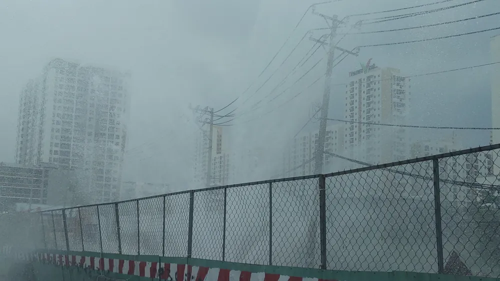 Nước tràn ra đường khiến các phương tiện đi lại khó khăn. Nước tràn ra đường khiến các phương tiện đi lại khó khăn.