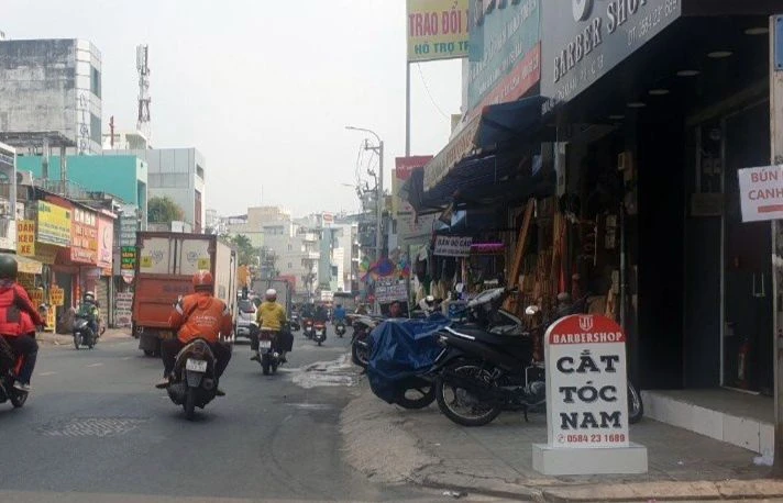 Sở GTVT TP.HCM yêu cầu xử lý ngay biển quảng cáo "nhái" cột mốc ở TP.HCM. Ảnh: ĐL.