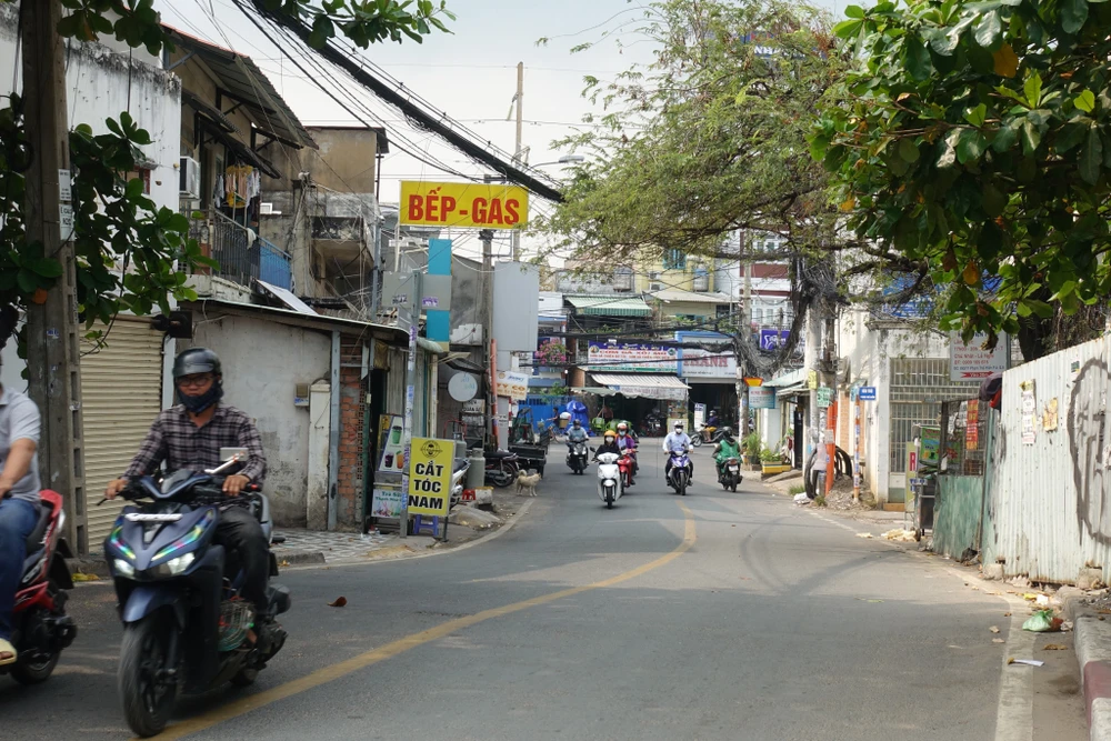 Hiện nay, dự án đường Cao Lỗ còn khoảng 300 m chưa được thi công, gây ùn tắc giao thông vào giờ cao điểm.