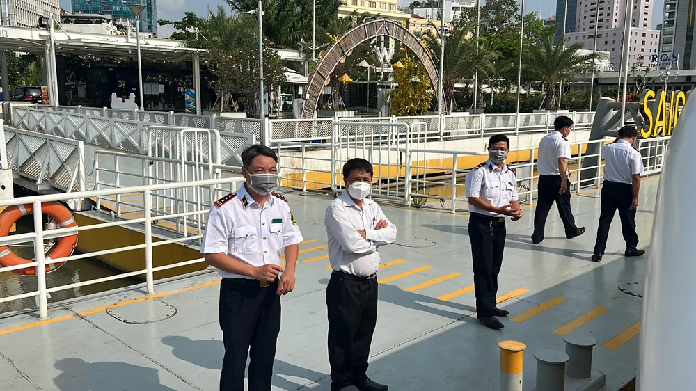 Ông Trần Quốc Khánh, Giám đốc Cảng vụ Đường thủy nội địa TP.HCM khuyến cáo hành khách nên chủ động đeo khẩu trang, phòng chống dịch. Đồng thời, tuân thủ các quy định về đảm bảo an toàn khi di chuyển trên các phương tiện thủy, bến khách ngang sông. Ảnh: ĐÀO TRANG.