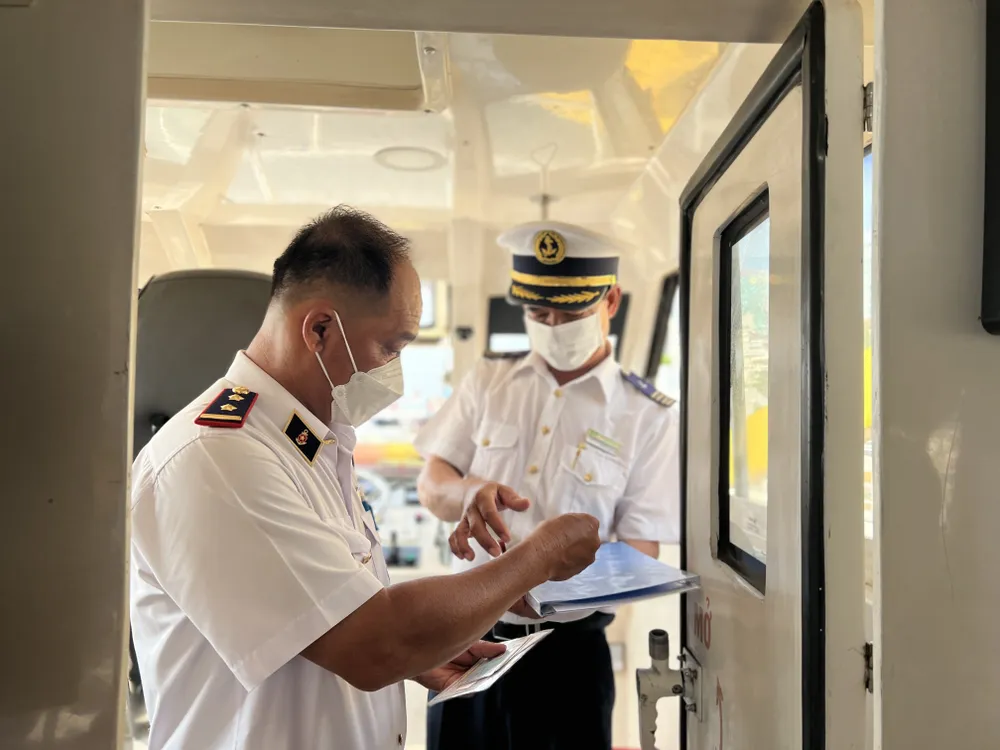 Đồng thời, lực lượng chức năng yêu cầu chủ bến phải tăng cường tự kiểm tra các điều kiện an toàn của phương tiện trước khi xuất bến. Người điều khiển phương tiện tuyệt đối không được sử dụng các chất kích thích. Ảnh: ĐÀO TRANG.