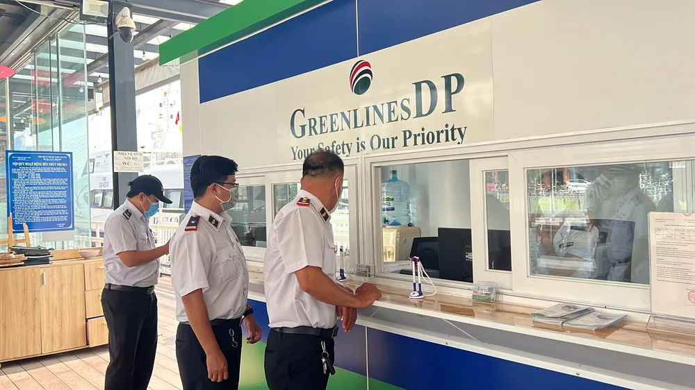 Đoàn kiểm tra kiểm tra việc niêm yết, kê khai giá vé của tuyến tàu cao tốc TP.HCM - Vũng Tàu. Ảnh: ĐÀO TRANG.