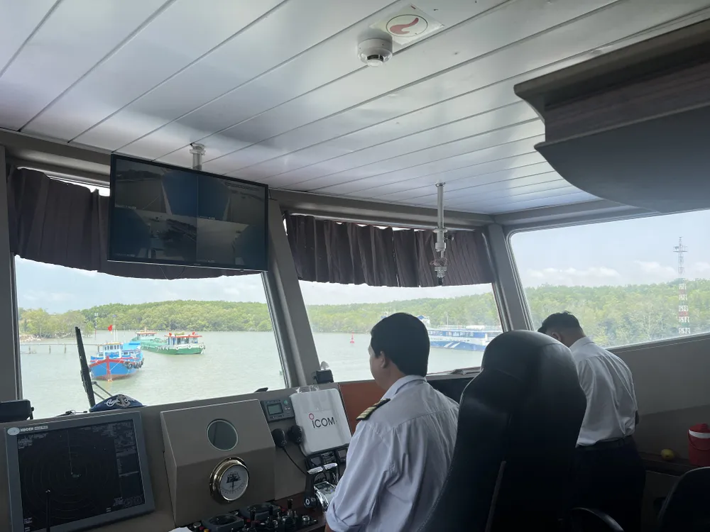 Bên cạnh đó là các phương án khử khuẩn, phòng chống dịch của các đơn vị vận tải đường thủy... Trường hợp các đơn vị không đảm bảo các điều kiện trên sẽ không được xuất bến. Ảnh: ĐÀO TRANG.