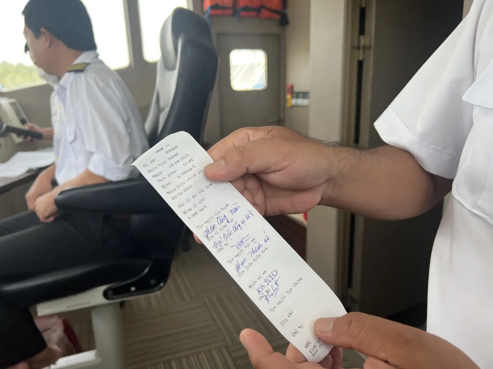 Sau khi thổi nồng độ cồn sẽ trả kết quả ngay tại chỗ. Lái tàu sẽ ký nhận kết quả và Cảng vụ Đường thủy nội địa TP sẽ cấp lệnh cho phà biển Cần Giờ - Vũng Tàu xuất bến. Ảnh: ĐÀO TRANG.