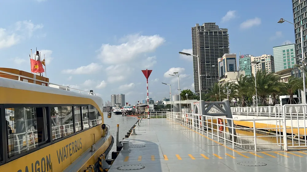 Cảng vụ Đường thủy nội địa TP.HCM kiểm tra buýt sông số 1 trước khi xuất bến. Ảnh: ĐÀO TRANG.