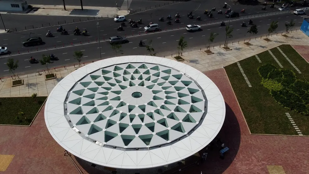 MAUR cho biết giếng trời lấy sáng là công trình điểm nhấn, có chức năng chính cung cấp ánh sáng và thông gió cho khu vực phía dưới nhà ga ngầm. Đặc biệt, với thiết kế tường kính bao bọc xung quanh tạo nên không gian mở cho công trình, giúp cho hành khách đi metro có thể nhìn trực diện qua chợ Bến Thành, hoặc du khách bên trên có thể nhìn ngắm các hoạt động nhà ga bên dưới.