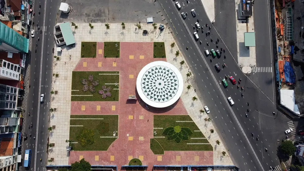 Đóa hoa sen khổng lồ nổi bật trên công viên 23-9.