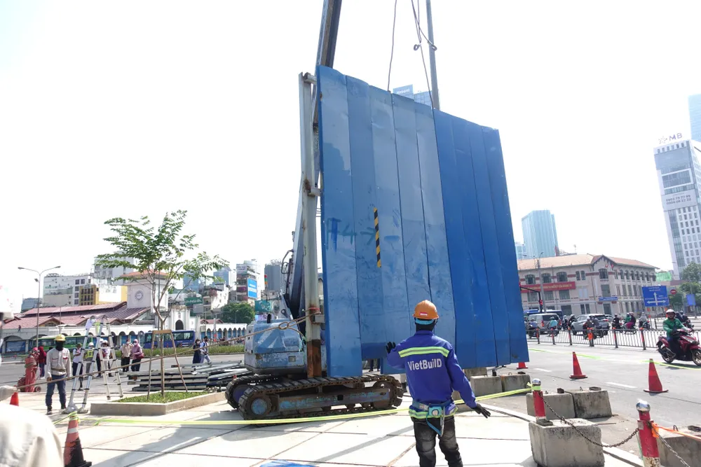 Nhà thầu Sumitomo Mitsui - Cienco 4 cho biết đơn vị đang tập trung các hạng mục hoàn thiện còn lại thuộc phần kiến trúc và cơ điện như ốp lát gạch, đá granite tầng chờ hành khách, sơn chống thấm, lắp đặt hệ thống chiếu sáng, hệ thống cấp điện, thông gió nhà ga... Dự kiến toàn bộ Nhà ga Bến Thành sẽ hoàn thành vào dịp Quốc khánh 2-9 năm nay.