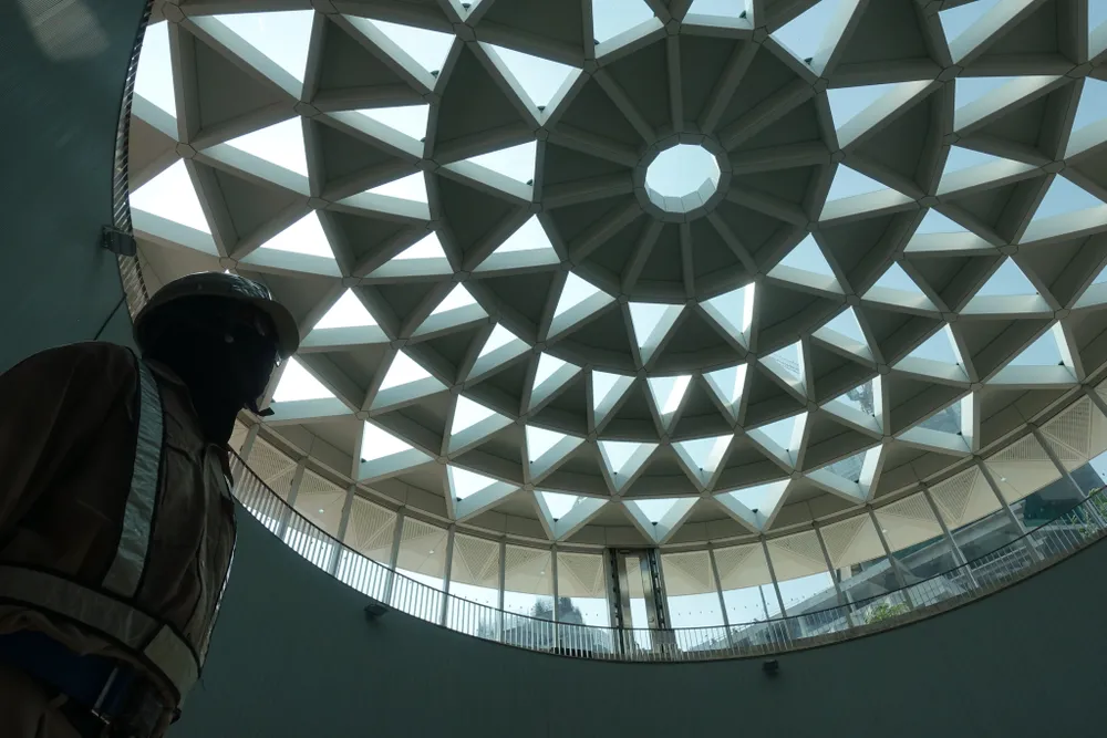 Hình ảnh đóa hoa sen khổng lồ - giếng trời lấy sáng cho ga trung tâm Bến Thành nhìn từ phía dưới.