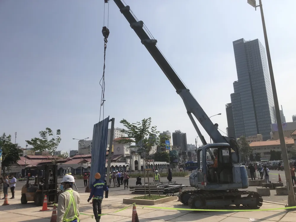 Ông Nguyễn Trung Hiếu, Phó Giám đốc Ban Quản lý dự án 1, MAUR cho biết theo quy định hợp đồng, phía nhà thầu sử dụng phần diện tích công viên này từ cuối năm 2016 để phục vụ thi công tuyến metro số 1 và sử dụng đến khi hoàn thành công trình. Theo yêu cầu của UBND TP.HCM, phía nhà thầu đã nỗ lực hoàn trả trước 50% phần diện tích công trường chiếm dụng của Công viên 23-9.