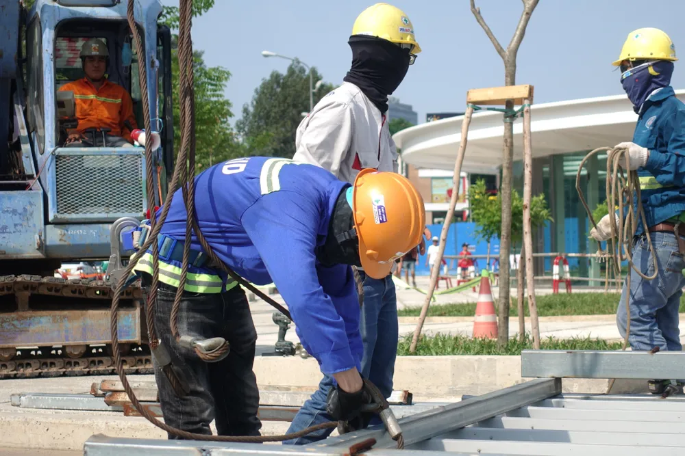 Ngày 25-4, những tấm rào chắn xung quanh ga trung tâm Bến Thành đã được gỡ bỏ, mở ra không gian đẹp, thoáng mát cho người dân và du khách.
