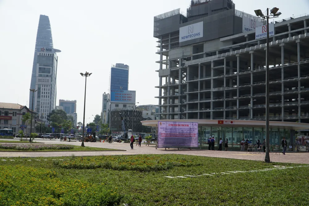 Ông Hiếu cho biết nhà thầu cũng tổ chức lối thông băng ngang khu vực công trường hiện hữu để người dân có thể tập thể dụng, đi dạo khu vực công viên từ 6 giờ - 18 giờ hàng ngày.