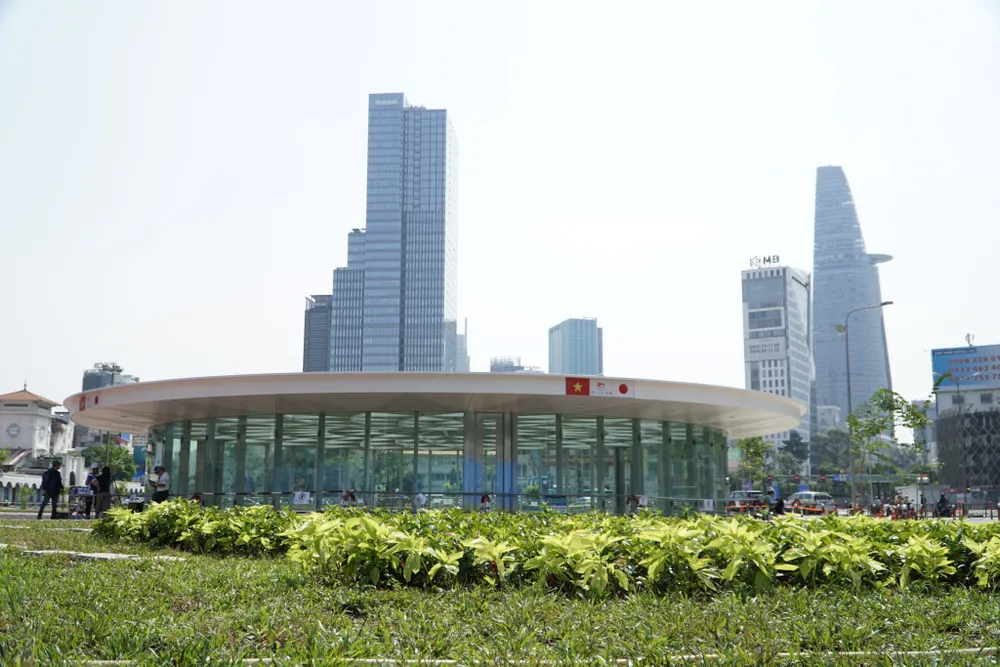 Đối với phần hàng rào còn lại sẽ được tháo dỡ sau khi Nhà ga Bến Thành hoàn thành công tác thi công xây dựng, dự kiến vào cuối năm nay.