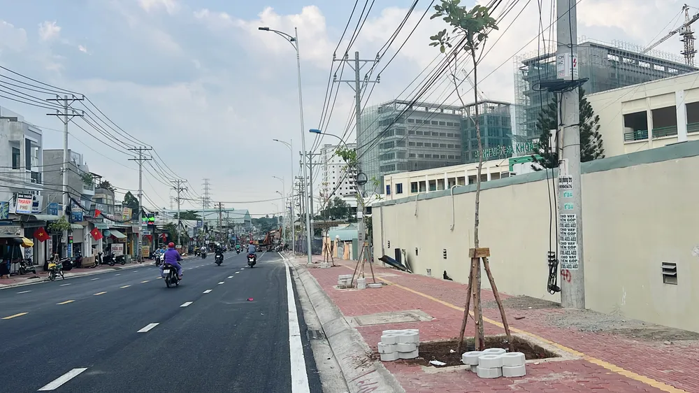 Bên cạnh khó khăn do dịch COVID-19, dự án bị vướng về hạ tầng kỹ thuật như đường dây điện, nước, cáp viễn thông. Ban quản lý dự án đầu tư xây dựng khu vực TP Thủ Đức đã phối hợp với chính quyền địa phương để vận động người dân, hoàn thiện di dời hạ tầng để đưa dự án về đích đúng tiến độ.