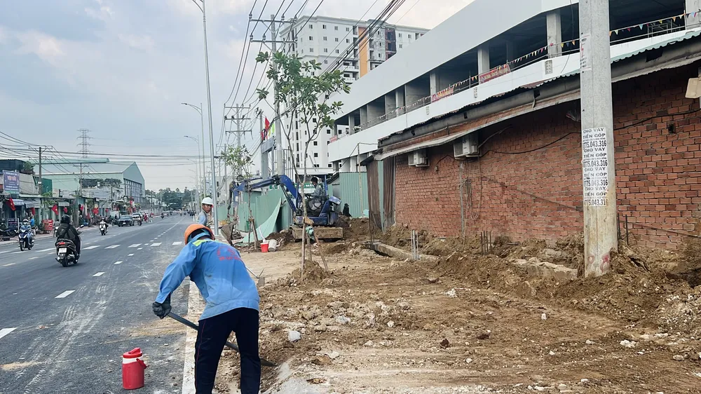 Hiện nay, đơn vị thi công đang dọn dẹp vệ sinh, trồng cây xanh và hoàn thiện các công đoạn cuối cùng.