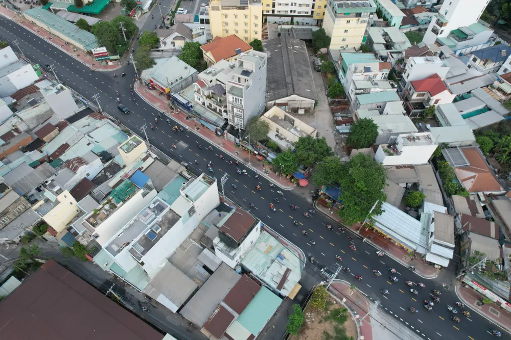 Trước đây, đường Lê Văn Chí chỉ có bề rộng 6-7 m, không có hệ thống thoát nước. Vì vậy, vào mùa mưa người dân gặp nhiều khó khăn trong quá trình di chuyển.