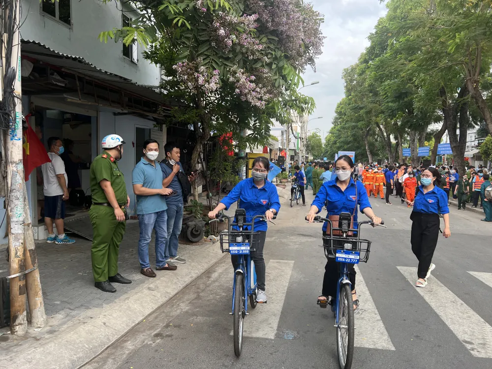 Các tổ chức đoàn thể đi vận động người dân cùng hưởng ứng.