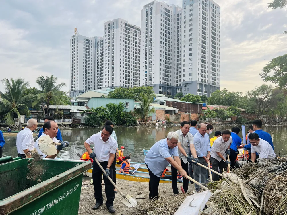 Lãnh đạo quận 7 cùng các tổ chức đoàn thể thu gom rác.