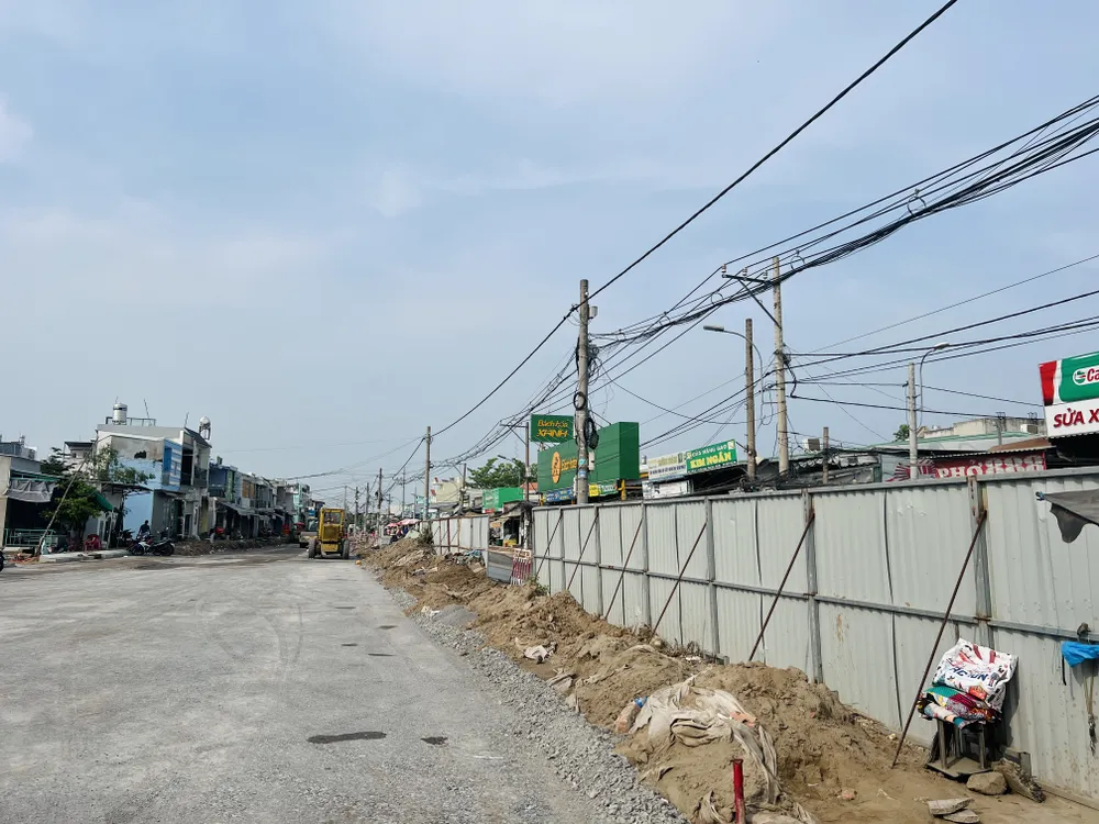 Ban Giao thông mong muốn các đơn vị sớm di dời hạ tầng kỹ thuật, điện, cáp viễn thông trong tháng 5 để dự án hoàn thành đúng tiến độ. Ảnh: ĐÀO TRANG Ban Giao thông mong muốn các đơn vị sớm di dời hạ tầng kỹ thuật, điện, cáp viễn thông trong tháng 5 để dự án hoàn thành đúng tiến độ. Ảnh: ĐÀO TRANG