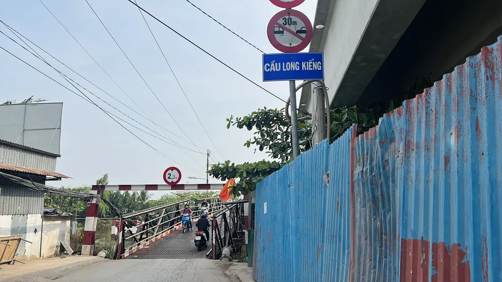 Cầu Long Kiểng hiện hữu đã xuống cấp, thường xuyên ùn ứ. Ảnh: ĐÀO TRANG Cầu Long Kiểng hiện hữu đã xuống cấp, thường xuyên ùn ứ. Ảnh: ĐÀO TRANG