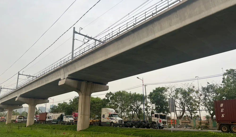 Các phương tiện xếp hàng vào cảng Trường Thọ, hình ảnh ghi nhận vào sáng ngày 27-4. Ảnh: ĐÀO TRANG