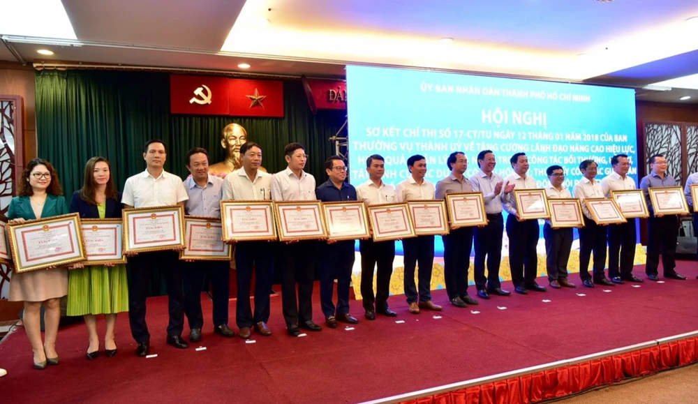 Đại diện Báo Pháp Luật TP.HCM nhận bằng khen của UBND TP.HCM. Ảnh: Anh Dũng.