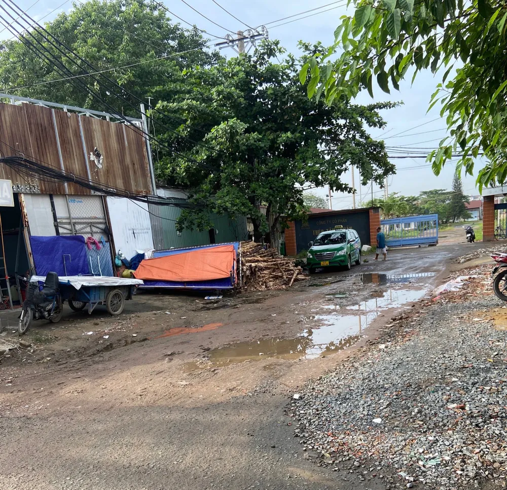 Hẻm 136 Bùi Văn Ba, phường Tân Thuận Đông trước khi triển khai. Hẻm 136 Bùi Văn Ba, phường Tân Thuận Đông trước khi triển khai.