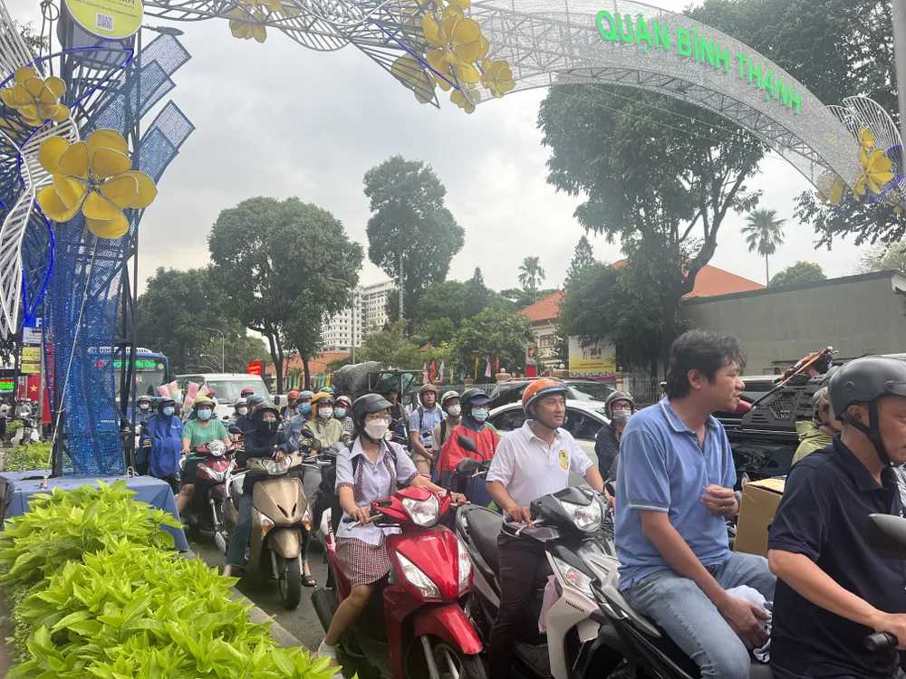 Trên đường Bạch Đằng - hướng về Bến xe Miền Đông cũ, quận Bình Thạnh ùn ứ, các phương tiện di chuyển chậm. Ảnh: ĐÀO TRANG Trên đường Bạch Đằng - hướng về Bến xe Miền Đông cũ, quận Bình Thạnh ùn ứ, các phương tiện di chuyển chậm. Ảnh: ĐÀO TRANG