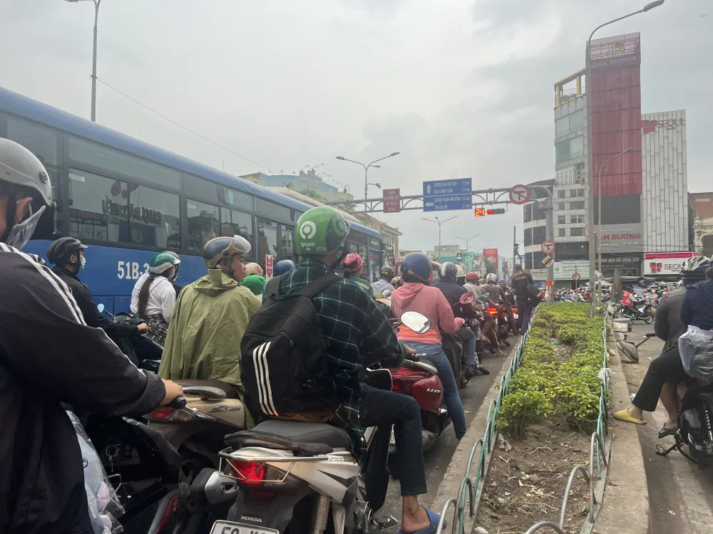 Nhiều người dân đi xe cá nhân, xe công nghệ tới Bến xe Miền Đông cũ. Càng về tối, các phương tiện di chuyển về Bến xe Miền Đông cũ càng đông. Ảnh: ĐÀO TRANG Nhiều người dân đi xe cá nhân, xe công nghệ tới Bến xe Miền Đông cũ. Càng về tối, các phương tiện di chuyển về Bến xe Miền Đông cũ càng đông. Ảnh: ĐÀO TRANG