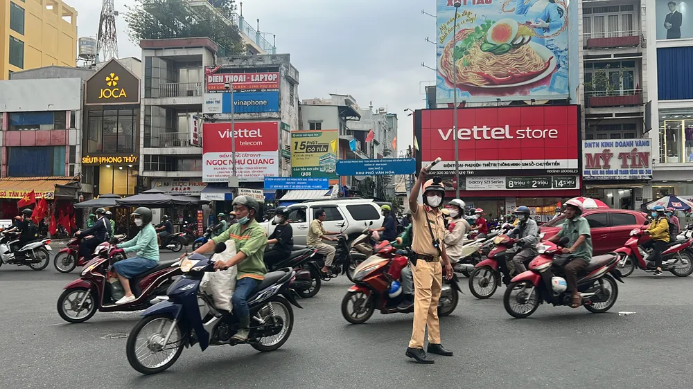 CSGT phải đứng ra điều tiết, phân luồng giao thông để giảm ùn ứ - nút giao Bạch Đằng và Xô Viết Nghệ Tĩnh. Ảnh: ĐÀO TRANG CSGT phải đứng ra điều tiết, phân luồng giao thông để giảm ùn ứ - nút giao Bạch Đằng và Xô Viết Nghệ Tĩnh. Ảnh: ĐÀO TRANG