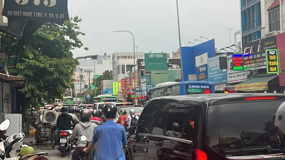 Đường Xô Viết Nghệ Tĩnh ùn ứ kéo dài từ vòng xoay Hàng Xanh tới trước cổng Bến xe Miền Đông cũ. Ảnh: ĐÀO TRANG Đường Xô Viết Nghệ Tĩnh ùn ứ kéo dài từ vòng xoay Hàng Xanh tới trước cổng Bến xe Miền Đông cũ. Ảnh: ĐÀO TRANG