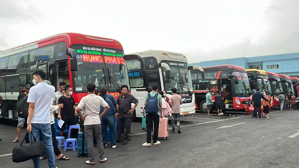 Đại diện Bến xe Miền Đông cũ cho biết trong ngày 28-4 sẽ có khoảng 16.000 người xuất bến từ bến xe. Ảnh: ĐÀO TRANG Đại diện Bến xe Miền Đông cũ cho biết trong ngày 28-4 sẽ có khoảng 16.000 người xuất bến từ bến xe. Ảnh: ĐÀO TRANG