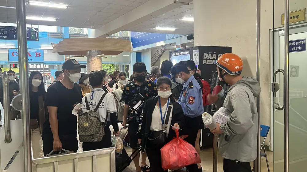 Hành khách từ trong nhà chờ ra khu vực cửa soát vé. Ảnh: ĐÀO TRANG Hành khách từ trong nhà chờ ra khu vực cửa soát vé. Ảnh: ĐÀO TRANG
