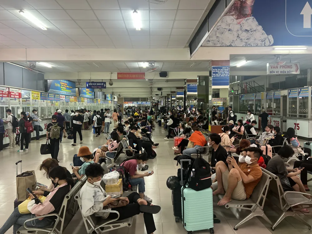 Bên trong khu vực sảnh bán vé - hàng ngàn hành khách chờ xuất bến. Ảnh: ĐÀO TRANG Bên trong khu vực sảnh bán vé - hàng ngàn hành khách chờ xuất bến. Ảnh: ĐÀO TRANG