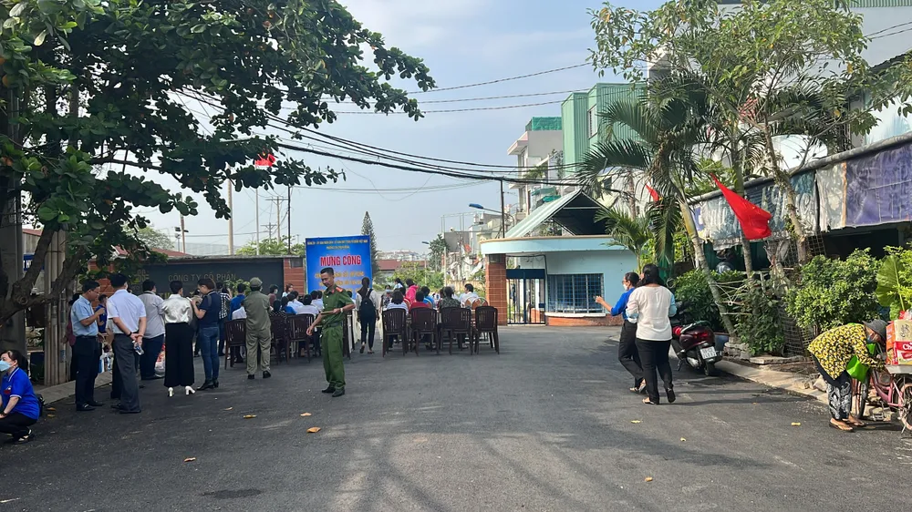 Hẻm 136 Bùi Văn Ba, phường Tân Thuận Đông khang trang, sạch đẹp. Hẻm 136 Bùi Văn Ba, phường Tân Thuận Đông khang trang, sạch đẹp.