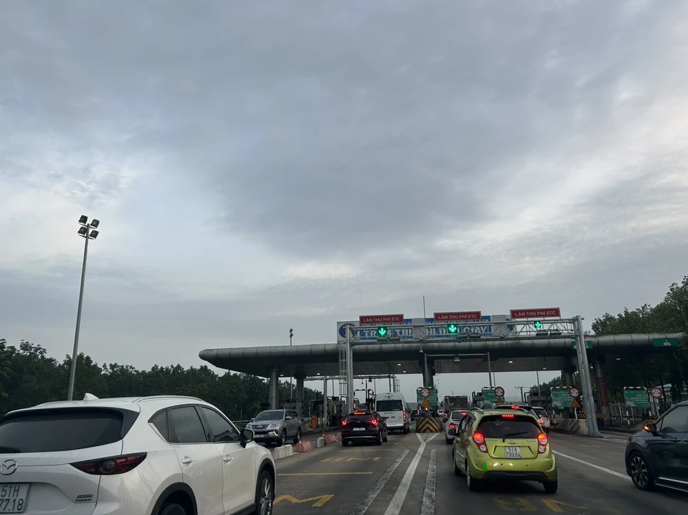 Sáng ngày 29-4 là cao điểm phương tiện lưu thông trên các tuyến quốc lộ, cao tốc để về quê hoặc đi du lịch. Ảnh: THY LAN