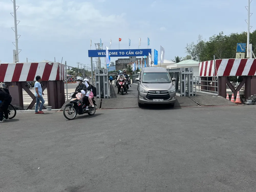 Phía phà biển Cần Giờ - Vũng Tàu cũng đang tăng thêm phà, tăng thời gian phục vụ hành khách để hành khách không phải chờ đợi lâu. Phía phà biển Cần Giờ - Vũng Tàu cho biết lượng khách qua bến đông nhưng không ùn ứ. Ảnh: CTV