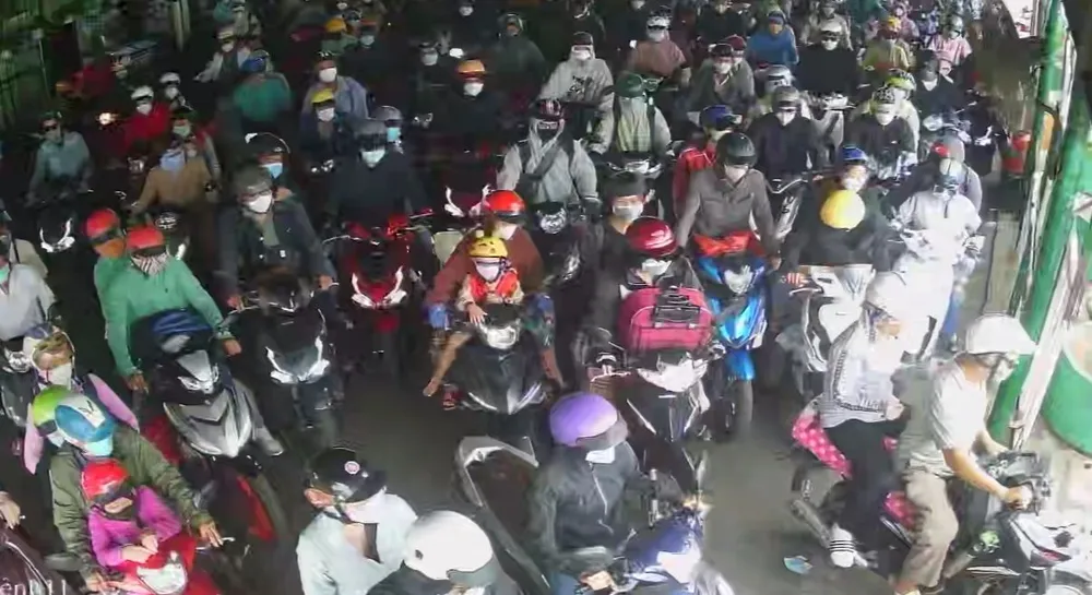 Hành khách đông đúc ở trên phà Cát Lái. Ảnh: CTV