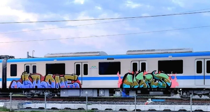 Hình ảnh tàu metro số 1 bị vẽ bậy. Ảnh: CTV Hình ảnh tàu metro số 1 bị vẽ bậy. Ảnh: CTV