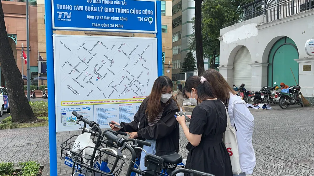 Người dân TP đang sử dụng app để thuê xe đạp công cộng. Ảnh: ĐÀO TRANG