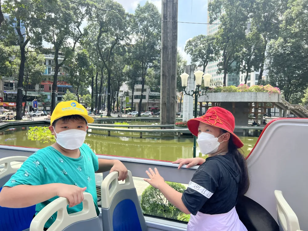 Trải nghiệm ngắm Hồ Con Rùa từ trên cao cũng là một cảm giác mới lạ. Ảnh: ĐÀO TRANG