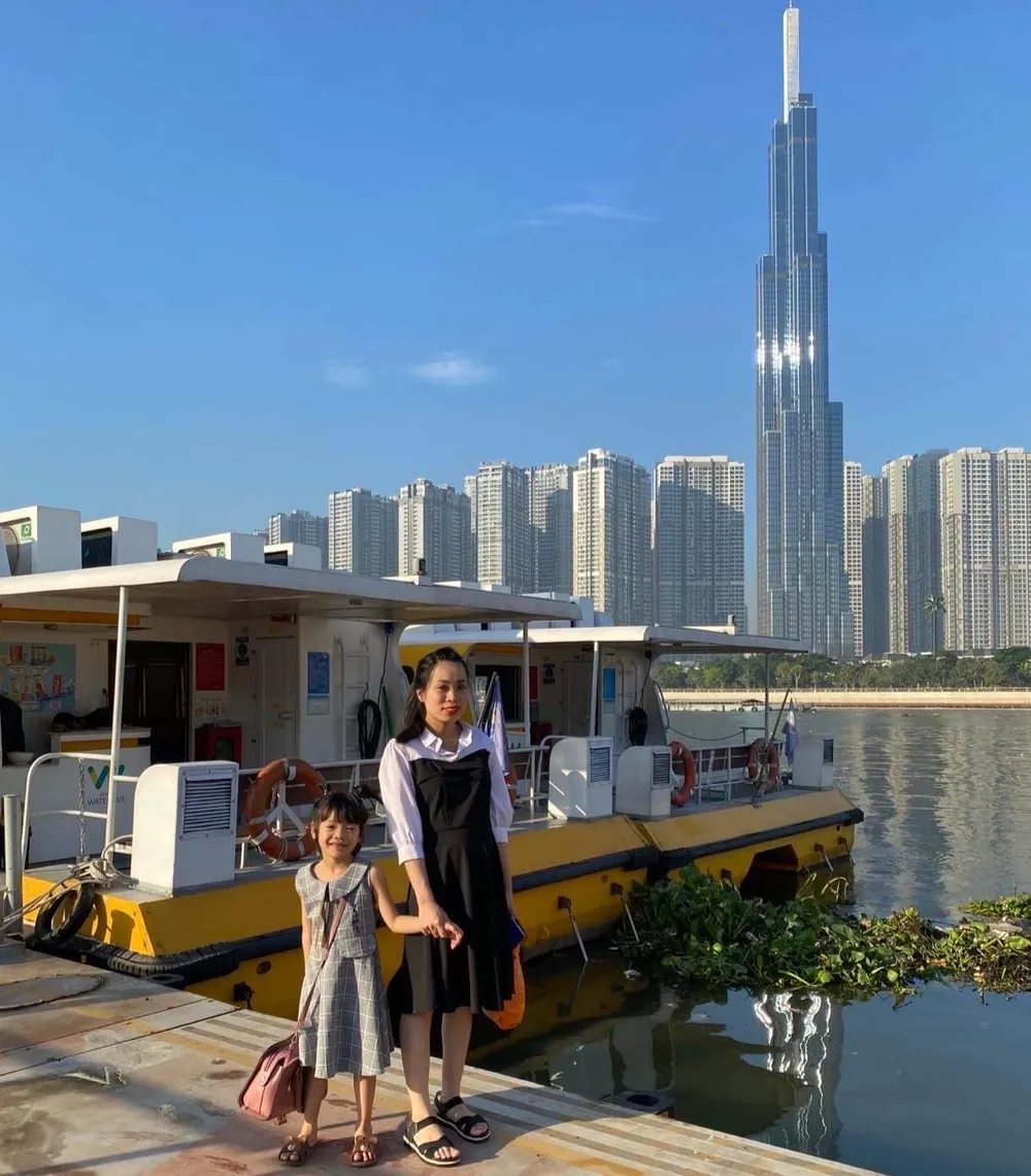 Từ bến Bình An, du khách có thể chụp ảnh với tòa nhà Landmark81. Ảnh: ĐÀO TRANG