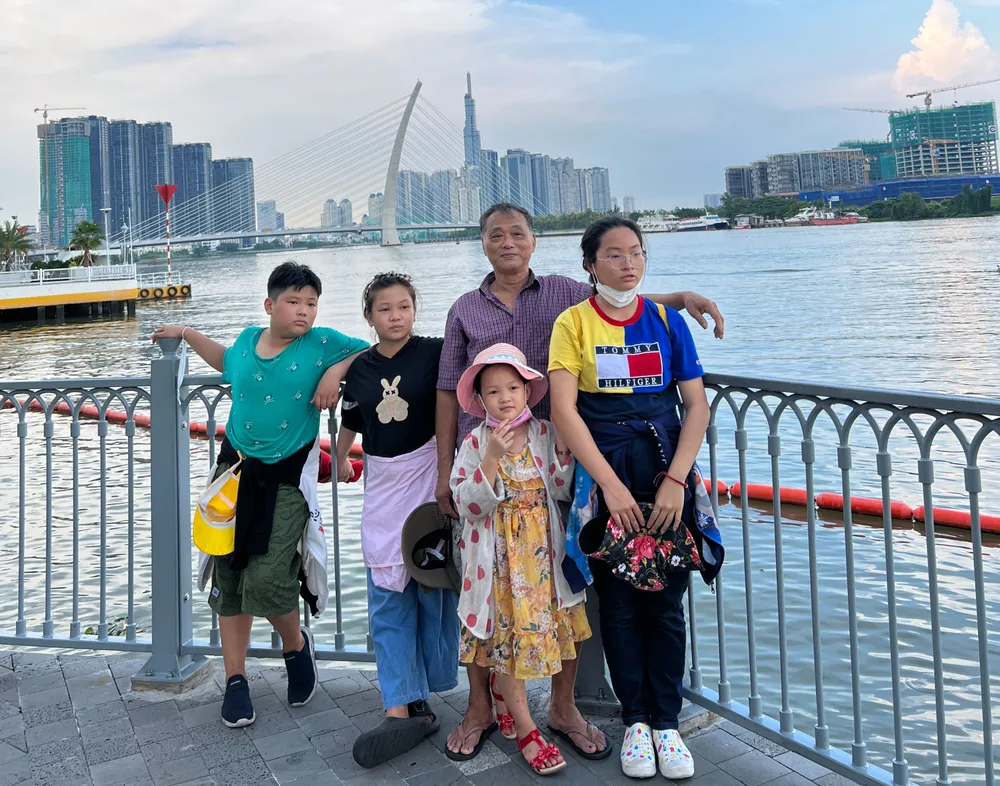 Cũng từ buýt sông, công viên Bến Bạch Đằng, du khách có thể check in những điểm du lịch của TP. Ảnh: ĐÀO TRANG