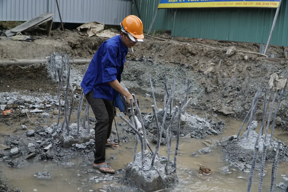 Dự án xây dựng cầu Nam Lý được tái khởi động vào tháng 4-2023. Ảnh: ĐÀO TRANG.