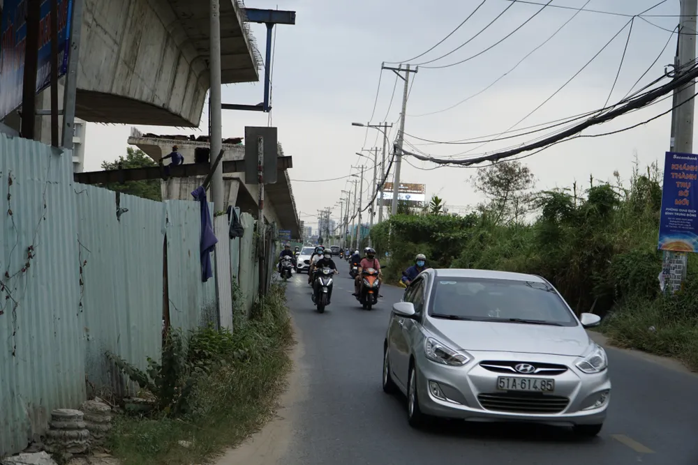 Theo đơn vị thi công, hiện nay người dân và cả các đơn vị thi công đều mong ngóng cầu sớm được hoàn thành, giúp người dân thoát khỏi cảnh ùn ứ khi lưu thông qua khu vực này. Ảnh: ĐÀO TRANG.