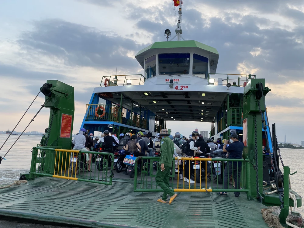 Trao đổi với PLO, Xí nghiệp quản lý phà Thanh niên xung phong TP.HCM (đơn vị quản lý phà Cát Lái) cho biết ước lượng hành khách qua phà khoảng 70.000 - 75.000 hành khách. Phà không xảy ra tình trạng ùn ứ do nhiều khách đã lựa chọn về sớm hơn hoặc trễ hơn 1-2 ngày.